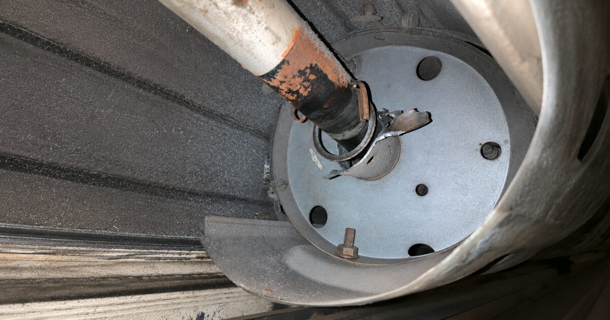 冷え込みや湿気は金属部分の劣化を早める シャッター巻き取り軸の軸受け部分(サビの発生)